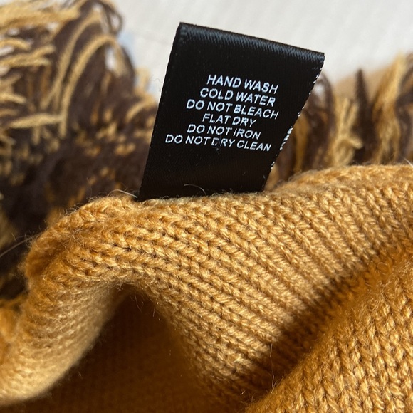 Double Zero Aztec design Poncho - Picture 6 of 6